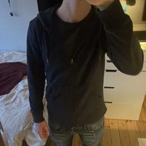 Jack & Jones zip hoodie storlek M - Jack & Jones zip hoodie storlek M med små tecken av slitage. Annars är den i ett bra skick. Passar superfint för mig som är 184cm lång men aningen kort. Tröjan är flexibel för flera olika stilar och väldigt fräsch. Inget hål någonstans heller. För intresse av köp eller funderingar tveka inte på att kontakta mig!🌟