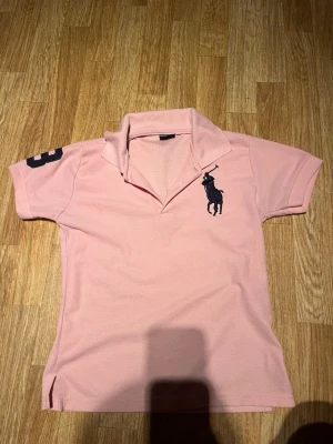 Rosa pikétröja från Ralph Lauren - Storlek L men passar mer m\s