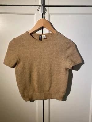 Stickad kortärmad tröja   - Stickad beige tröja från H&M. Använt ett par gånger :)