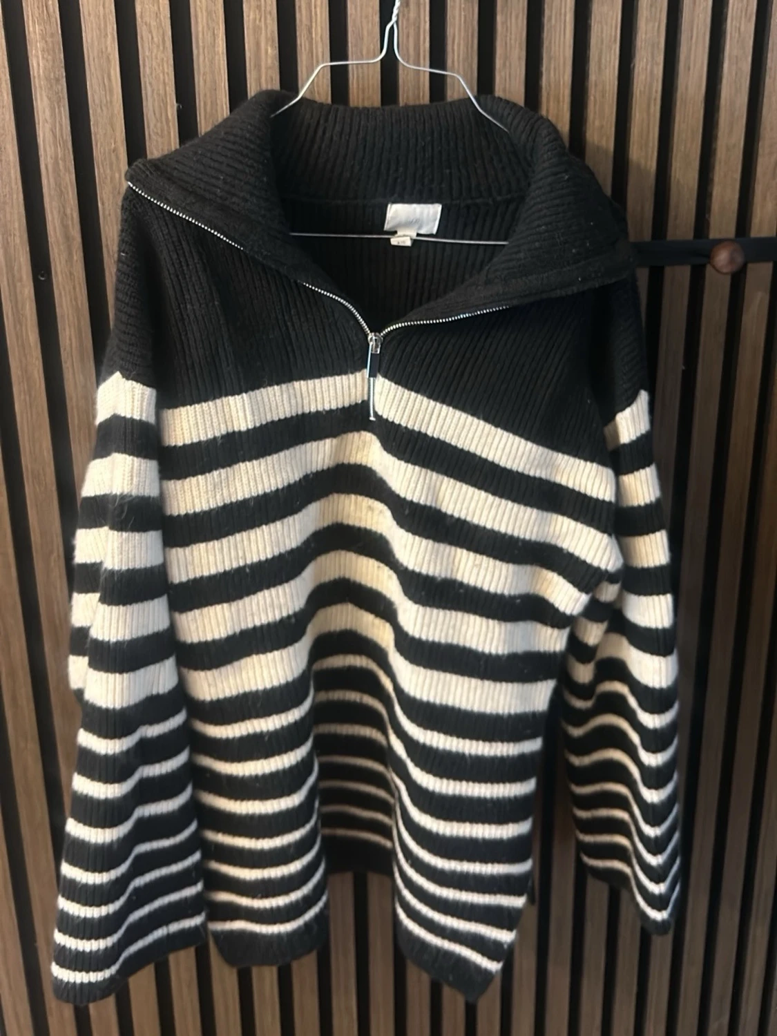 Svartvit randig stickad tröja med dragkedja - 1