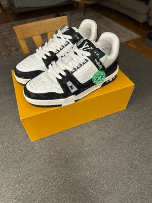 Lv skor - Säljer ett par riktigt feta skor nu, perfekt för varma och kalla dagar, och är enkelt att styla. Skriv privat för mer info. Priset kan diskuteras 