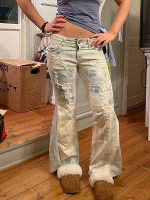 Lågmidjade ljusblå jeans med slitningar  - Säljer dessa snygga ljusblå jeans som är omsydda till bootcut. Midjmått 37 cm och innerbenslängd 72 cm. Säljer fler liknande jeans i min profil 💗💗