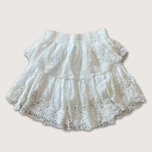 Vit volangkjol - 🎀bra skick 🎀storlek XS: midja: 29cm, längd: 54cm 🎀skriv vid funderingar! . . • ☆ . ° .• °:. *₊ ° . ☆˚ ♡ ·˚ ₊˚ˑ