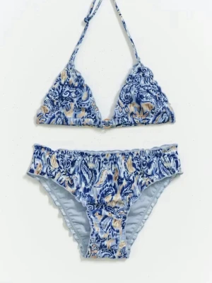 Blå paisley bikini med volangdetalj-gina tricot  - Aldrig använt. Snygg bikini med blått paisleymönster och volangdetaljer. Triangeltopp med knyt i nacken och klassiska bikinitrosor. Perfekt för strand eller pool. Materialet är mjukt och följsamt för bästa komfort. Gina Young,eg tillgänglig längre 