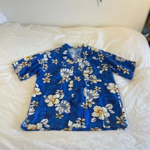 blå hawaii kortärmad skjorta - Mycket bra skick⭐️ storlek XL, mått: längd: 73 cm, axelbredd: 54 cm, ärmlängd: 26 cm