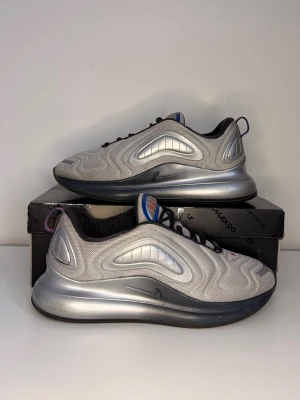 Nike Air Max 720 – Strl 44,5 – Box ingår - Säljer ett par Nike Air Max 720 i silver/grå färg. Skorna är lätt använda, i bra skick men har några mindre skavanker (syns på bilder).  ✔️ Original låda ingår,  ✔️ Storlek 44,5,  ✔️ Bekväm Air Max 720-sula,  ✔️ Perfekta som vardags- eller sneakers till casual fits,    Bra möjlighet att få ett par Air Max till ett rimligt pris.