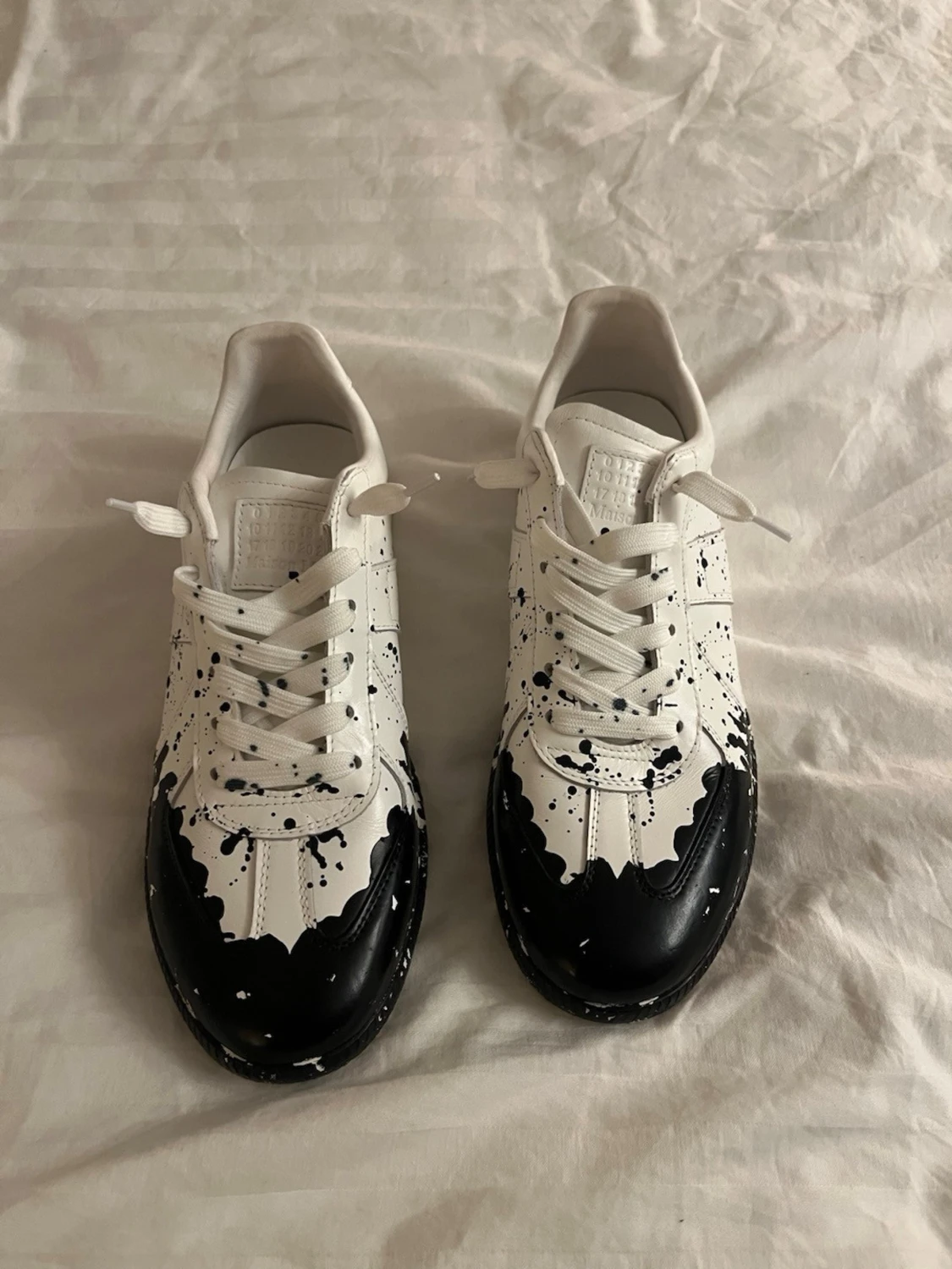 Svarta och vita sneakers med färgstänk