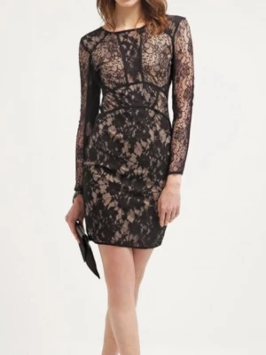 Svart spetsklänning med lång ärm - Svart klänning i spets med lång ärm och figurnära passform. Klänningen har öppen rygg. Helt ny! Nypris: 400 kr💕