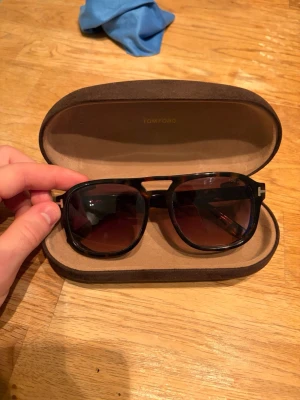 Tom Ford solglasögon - Tom Ford solglasögon, använda men grymt skick