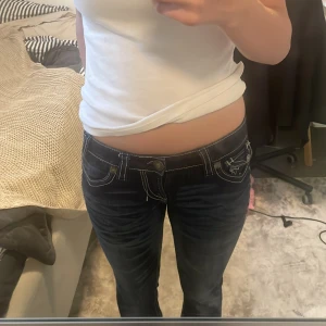 Mörkblå bootcut jeans  - Snygga jeans med några få defekter som syns på de två sista bilderna annars är de i bra skick. Pris går att diskuteras😊