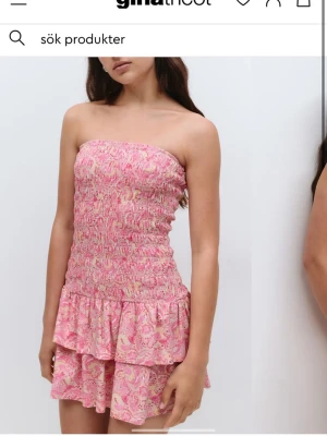 Jätte söt rosa klänning från gina - Säljer en söt smockad sommar klänning från Gina, jag säljer den för att den är för liten för mig💕Helt oanvänd 