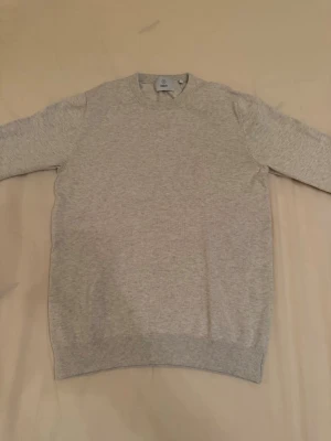 Bläck Tröja - En stilren off white sweatshirt i bomull från Bläck med rund halsringning och ribbade muddar vid ärmslut och nederkant. Tröjan har en klassisk passform och är tillverkad i mjukt material som passar perfekt till en avslappnad look.