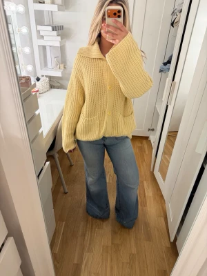 Gul kofta - Supersnygg lång kofta i färgen gul från lindex! Storlek S