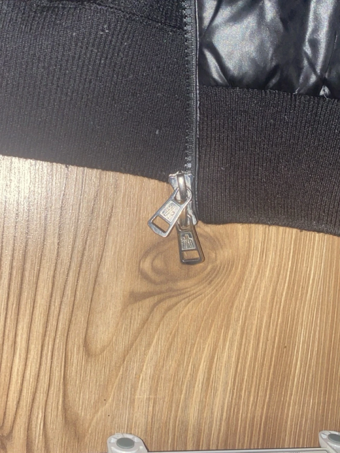 Svart dunjacka med huva från Moncler - 6