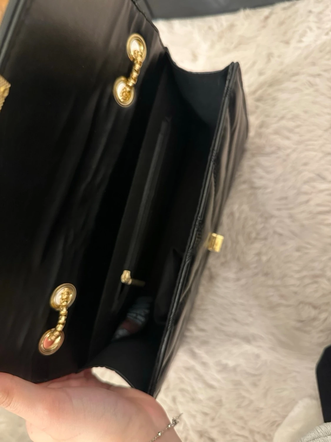 Svart quiltad handväska med guldkedja - 2