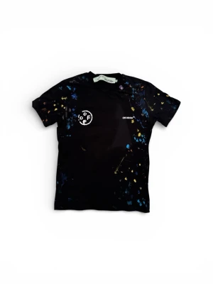 Svart Off-White t-shirt med tryck - Snygg svart t-shirt från Off-White med färgstänk och ikoniskt tryck både fram och bak. T-shirten har korta ärmar och är tillverkad i mjuk bomull. Perfekt för dig som vill sticka ut med streetwear vibe.