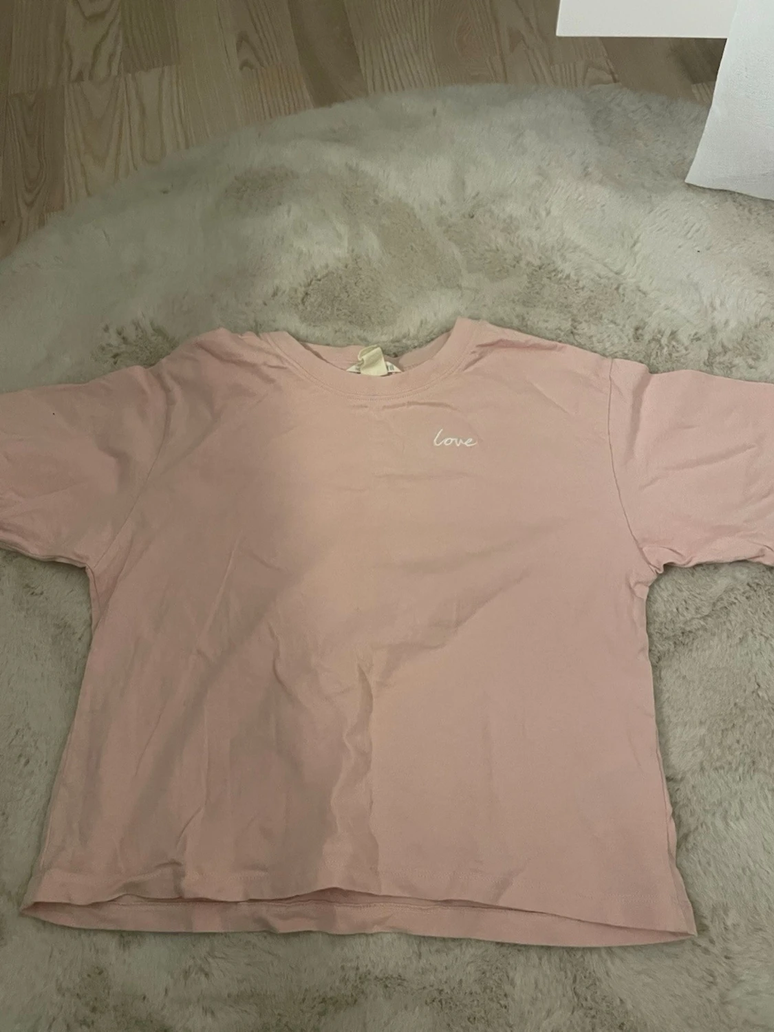 Ljusrosa t-shirt med broderi