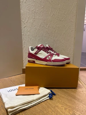 Louis Vuitton Trainer sneakers  - Tjaba! Säljer nu mina otroligt fräscha Lv skor då plugg måste prioriteras… Otroligt unik färgkombination som inte går att få tag i längre. Storlek 44, väldigt fint skick! Dustbag och skosnören följer med. Hojta till vi frågor :)