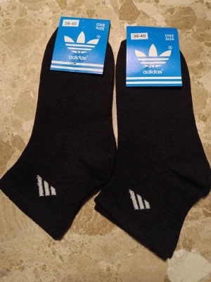 Svarta Adidas strumpor - Mycket fina strumpor som är jättesköna. Nya med etikett. Prislista följer nedan. Meddela mig vid hur många par ni vill ha.        1 par: 34 kr. 2 par:64 kr. 