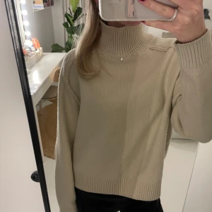 Beige stickad polotröja - Säljer en beige stickad polotröja från hm. Jätteskön och fin nu till vintern. Storlek L men passar mig som brukar ha S. Skriv vid frågor🫶🏼