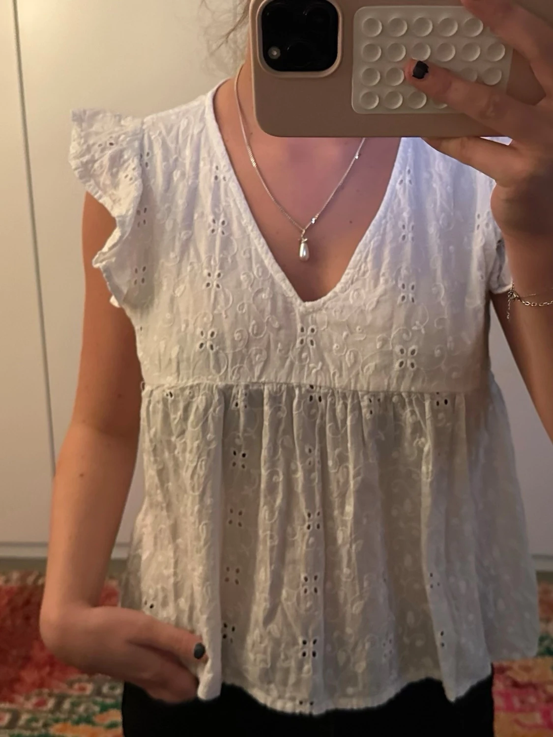 Vit blus med spets och volangärm