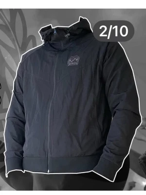 Svart norra vindjacka med huva - Norra jacka. Säljs inte mer. PRIS GÅR ATT DISKUTERA 