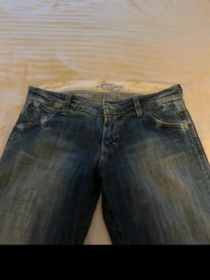 Lågmidjade bootcut Wrangler jeans - ingen storleks lapp - Skit snygga Wrangler jeans som tyvärr är för små för mig! Det finns ingen storleks lapp men måtten är: . Innerbenslängd - 81 cm  och midjemått - 39cm (mätt platt). De är uppsprättade längst ner (se bild) sitter ungefär som en xs 