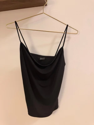 Linne Ginatricot  - Ett ”vanligt” svart linne från Gina Tricot. Med en lite ”waterfall” modell framtill. 