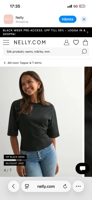 Open back tie tee från Nelly - Svart topp från Nelly med snygg knytning i ryggen. Modellen har halvlånga ärmar och en croppad passform som ger en cool siluett. Materialet är mjukt och känns skönt mot huden. Perfekt att styla med jeans eller kjol för en trendig look. Har bara andvänt den 3 gånger så i bra skick.