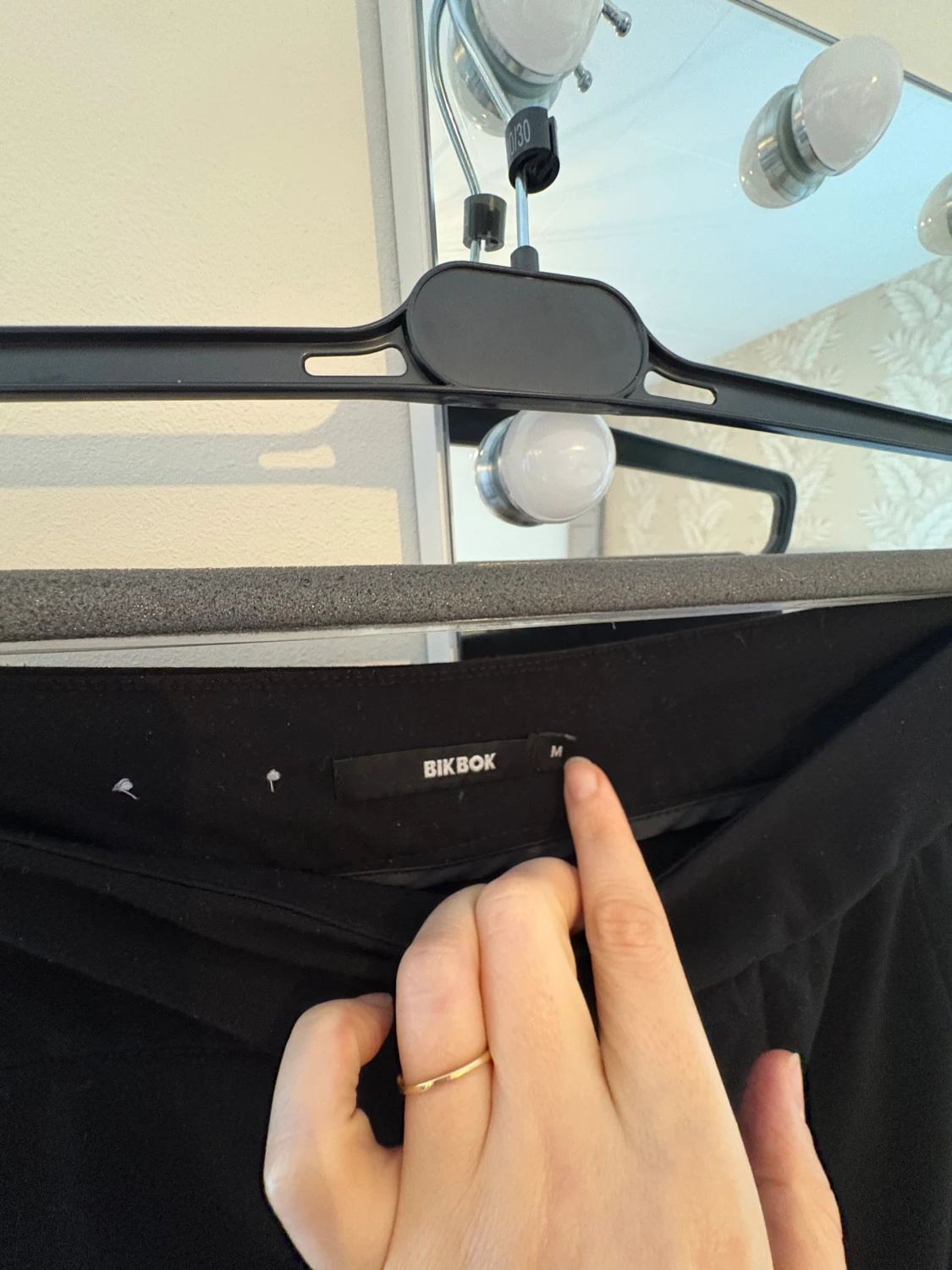 Svarta vida byxor från BikBok M - 1