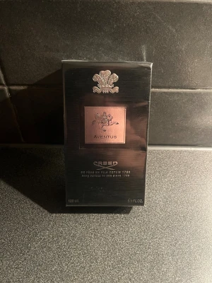 Creed Aventus 100ml parfym. Oöppnad  - Creed Aventus är en ikonisk parfym i 100 ml storlek, tillverkad i Frankrike. Ingredienser inkluderar alkohol, parfum, aqua, limonene, linalool, citronellol och flera andra. Perfekt för dig som vill sticka ut med en klassisk och exklusiv doft.