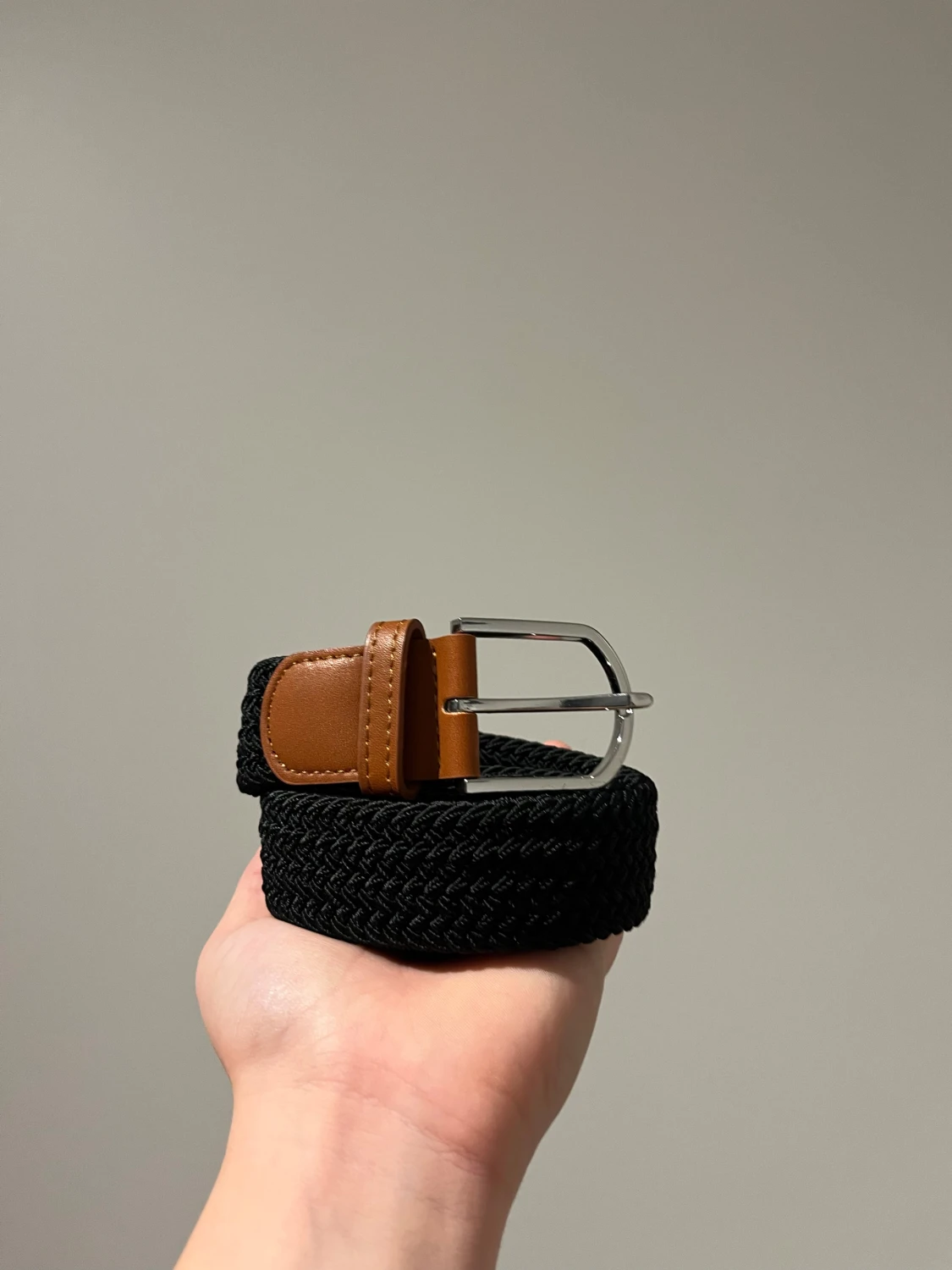 Svart flätat bälte med bruna detaljer