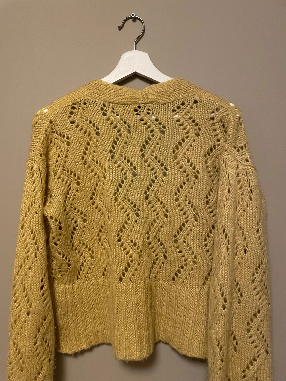 Gul stickad kofta från Lindex - 1