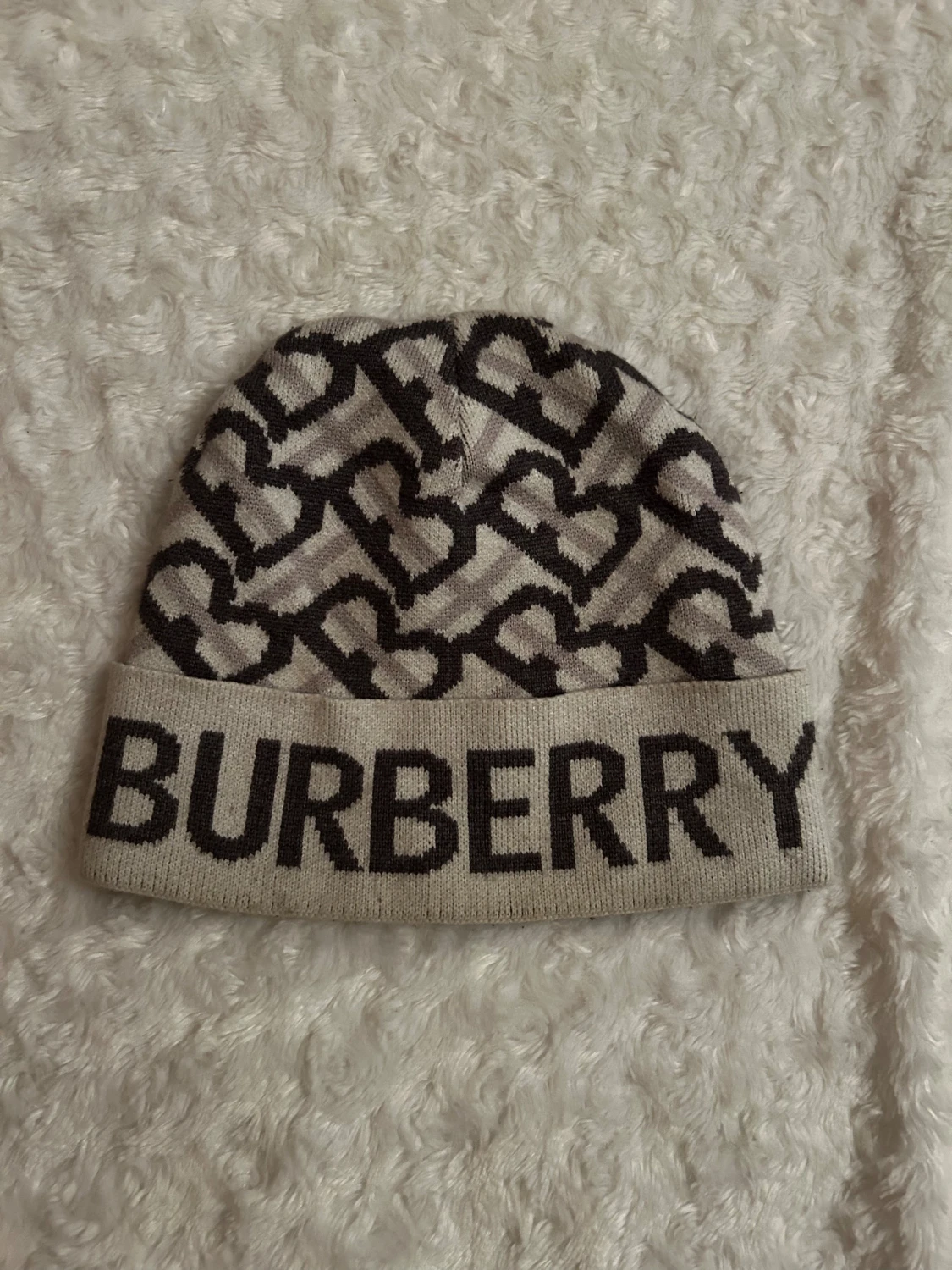 Burberry mössa med hjärtmönster