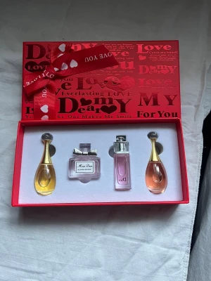 Dior parfymset miniflaskor (5ml) - Lyxigt parfymset med fyra Dior-miniflaskor: J'adore, Miss Dior Blooming Bouquet och Dior Addict. Varje flaska innehåller 5 ml. Perfekt för dig som vill testa olika ikoniska dofter från Dior. Tillverkad i Frankrike. Perfekt till din mamma eller tjej eller till dig själv i jul!