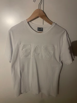 Vit EA7 t-shirt  - Säljer för att den är för stor på mig. Har aldrig använt den. Priset kan diskuteras 👍