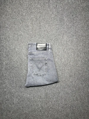 Dondup jeans - Rikrigt feta dondup jeans som är i storlek 29 men skulle säga att den skulle sitta bättre på någon som har strlk 27. Riktigt bra skick🥳🥳