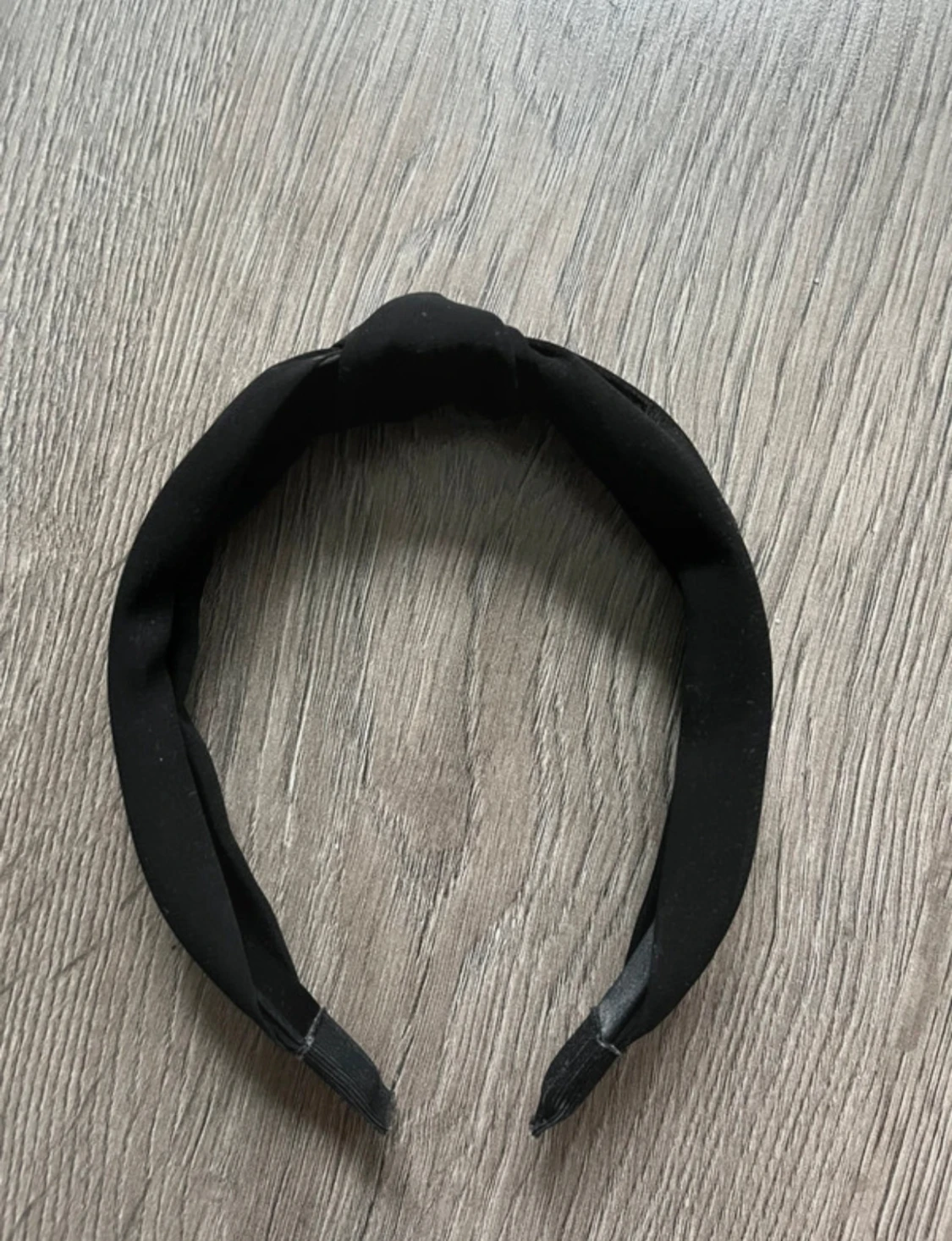 Svart diadem med twistad detalj - 1