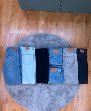 7 par byxor varav 3 lagade - Ljusblå: HM 29/32.  Lagade❗️                                                 Svarta kostymbyxor: stl 50.                                            Två par blå: Jack & Jones loose Chris 28/32 och 29/32.                                                                              Grå: Jack & Jones loose Chris 33/32.  Lagade❗️                   Svarta jeans: Weekday space 29/32. Lagade❗️                  Mörkblå: Weekday, Space  28/32.                           Total nypris: 3200kr, 