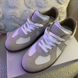 Maison Margiela sneakers  - Tja, säljer ett par riktigt snygga Maison Margielas i vitt färg. Stiliga skor som passar med dom flesta outfitsen. Säljer då jag fick dom i present men som tyvärr inte passar mig. |Skick-9/10| Storlek -42| DMa🤙