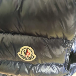 Marinblå  dunväst från Moncler - Moncler gui marin blå bra skick och sittter bra.Nfc Scan och qr kod funkar utan problem. Skriv om du undrar något 