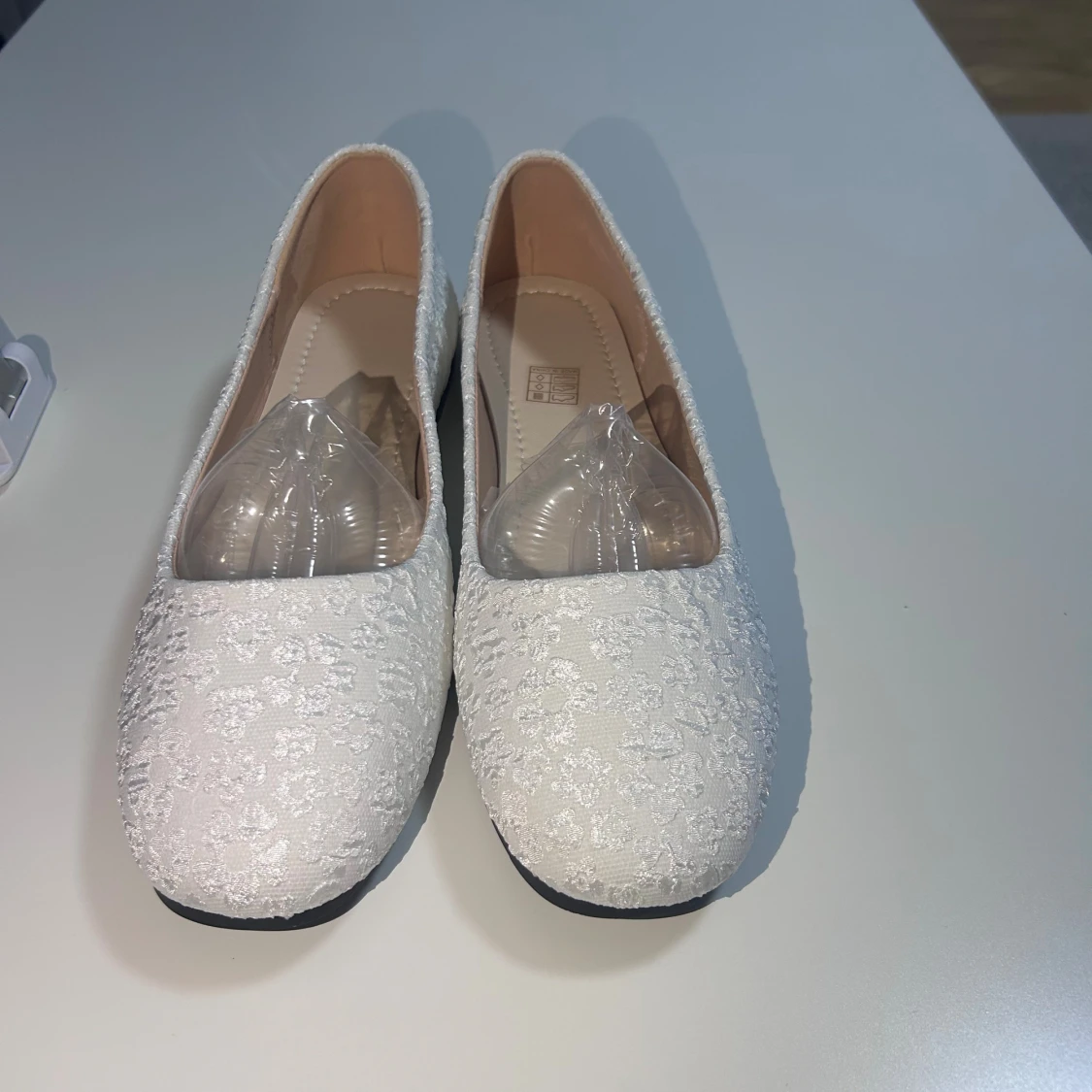 Vita ballerinaskor med blommigt mönster - 2