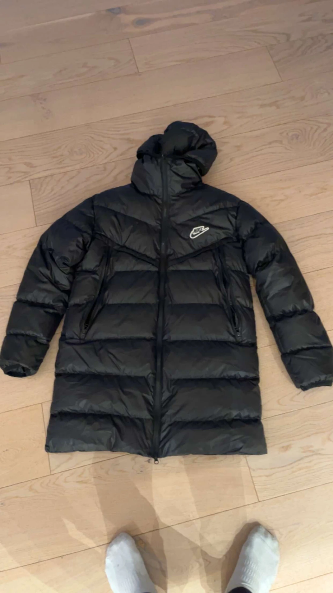 Svart lång dunjacka från Nike