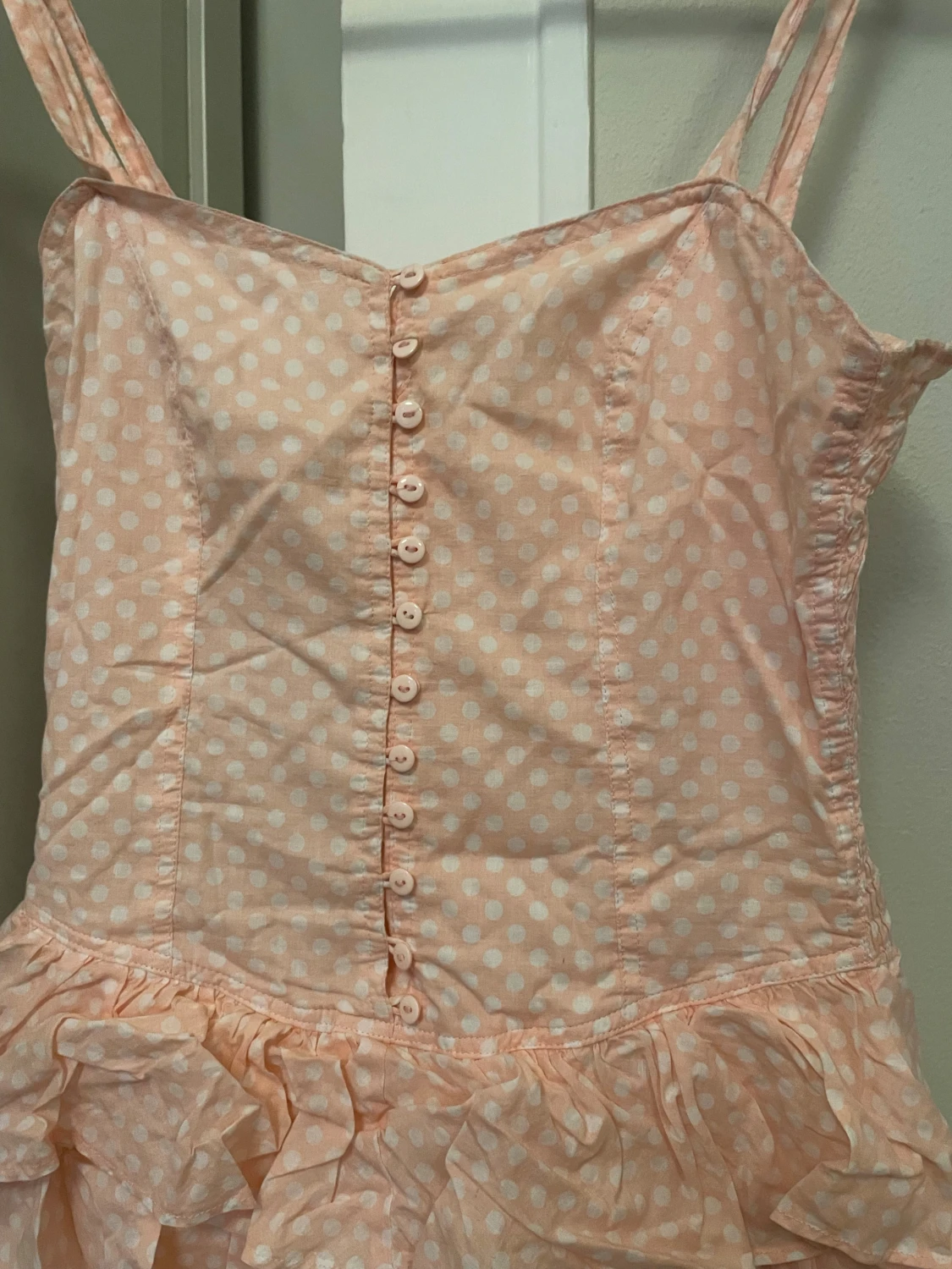 Ljusrosa prickig volangklänning - 1