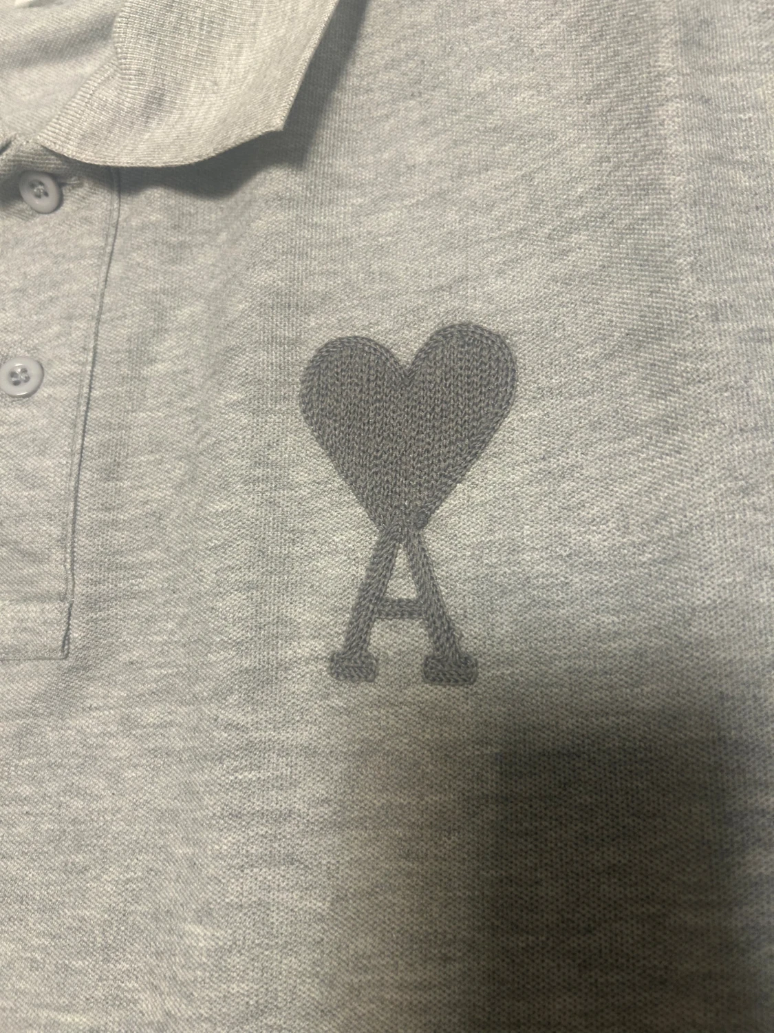 Grå polo från Ami med hjärtdetalj - 2