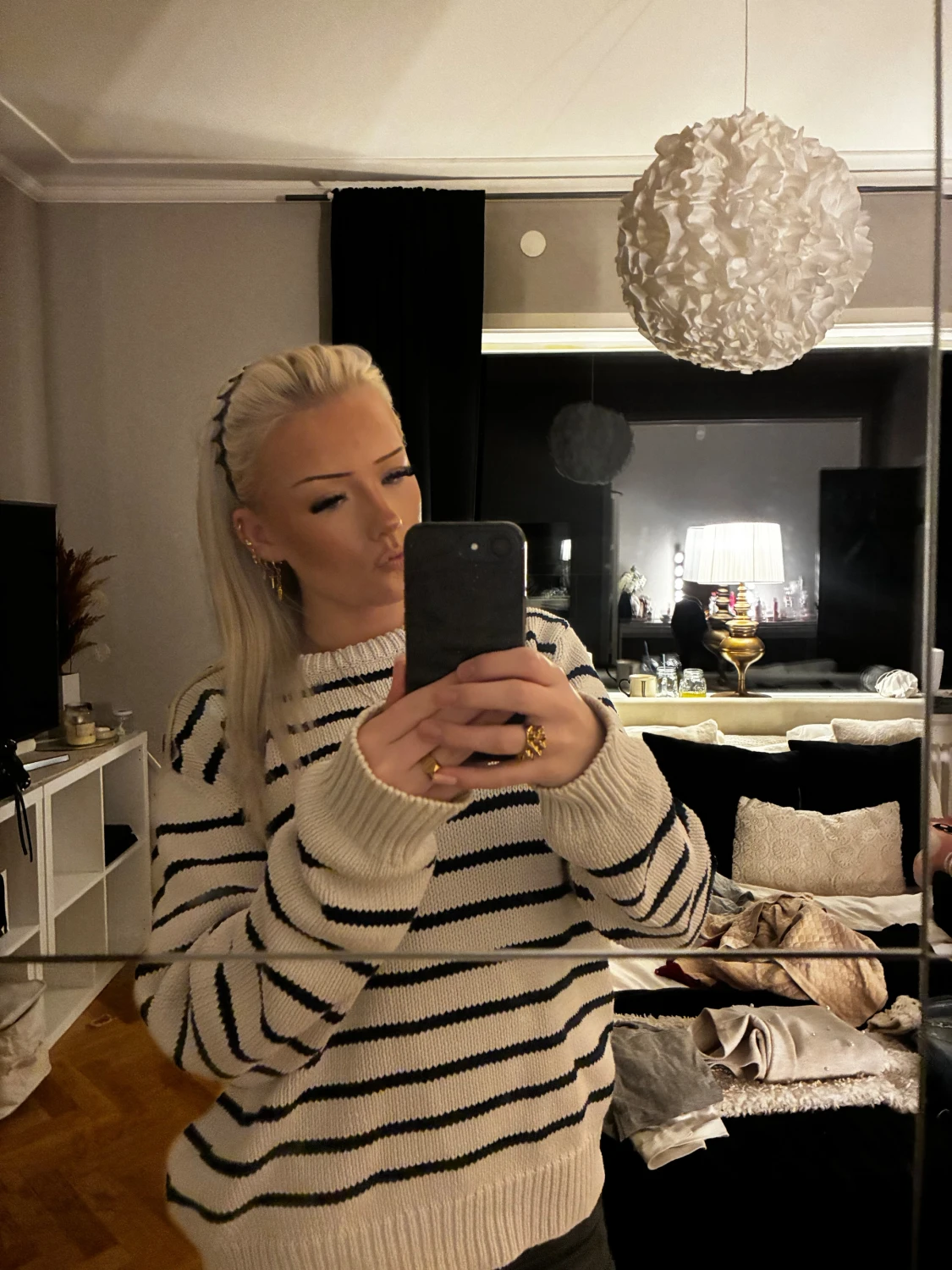 Randig stickad tröja i offwhite och svart