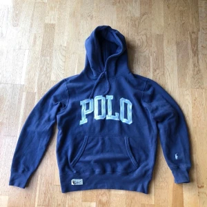 Polo Ralph lauren hoodie - Tjena, säljer min polo Ralph lauren hoodie med mörkblå bas färg och ljus blå detaljer. Storleken är S. Har du någon fråga är det bara att ställa den.  Pris är självklart diskuterbart