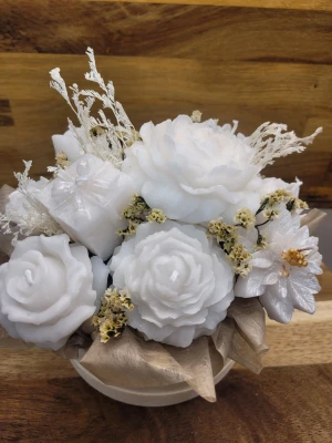 Jul Ljusbukett - Unik bukett med handgjutna vita ljus formade som rosor och blommor, dekorerad med torkade växter och placerad i en rund trä box. Perfekt som dekor på sminkbordet eller som en unik present. Ljusen har en pärlemorskimrande finish och detaljerade blomblad. Går att göra i alla färger samt dofter