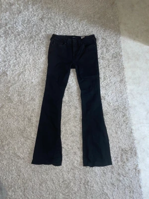 True Religion jeans - Svarta i storlek 27, modell Becca. Jag har använt dom 2 gånger så dom är i nyskick.