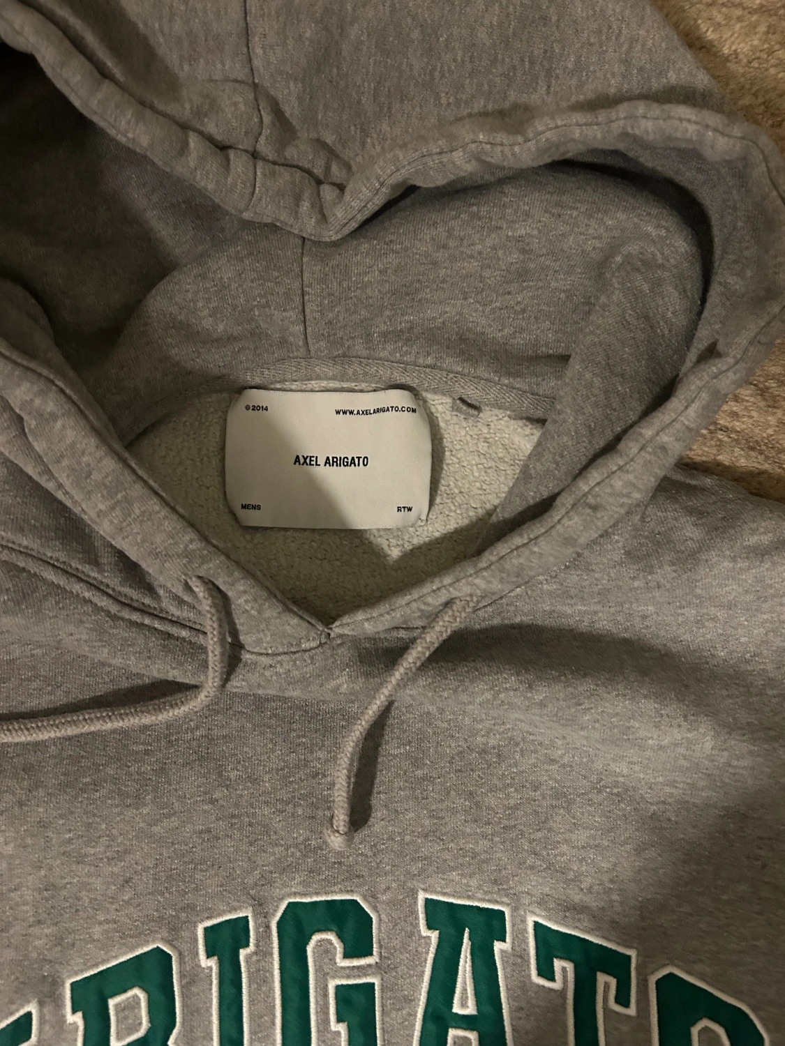 Grå hoodie Axel Arigato med grön text - 1